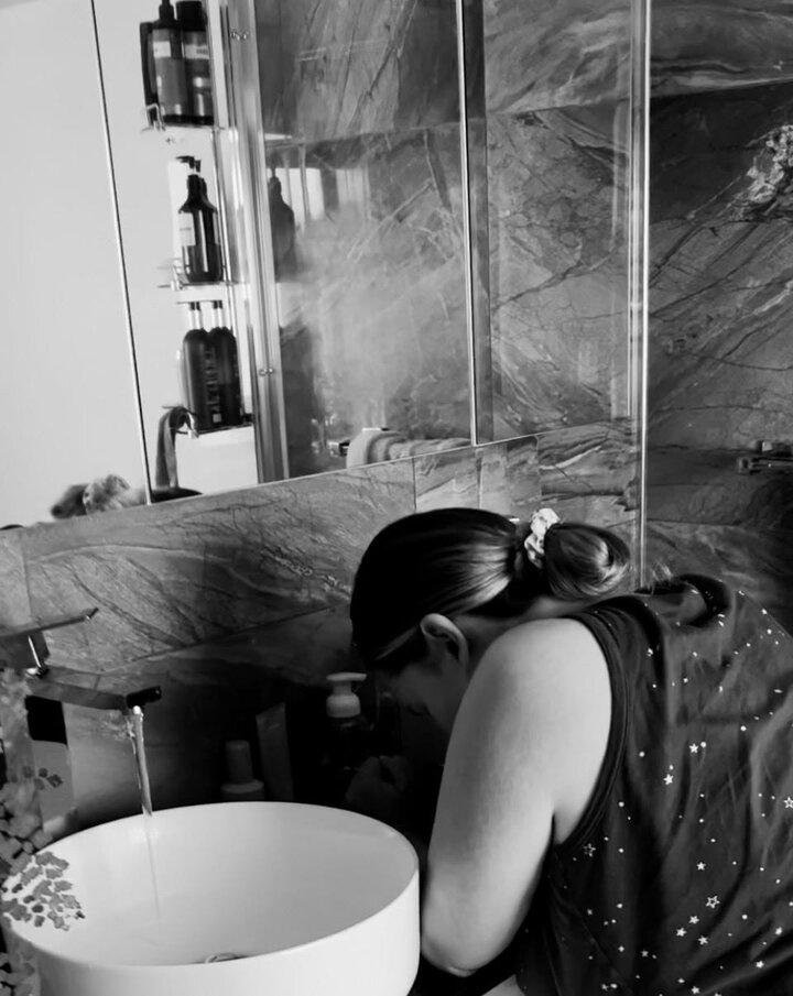 mum labouring in the bathroom