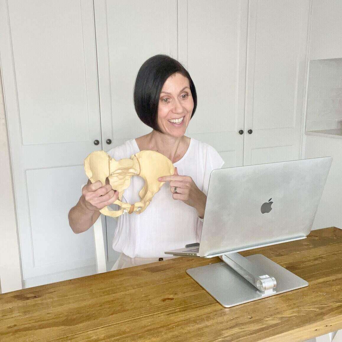 Pregnant couple doing hypnobirthing online course